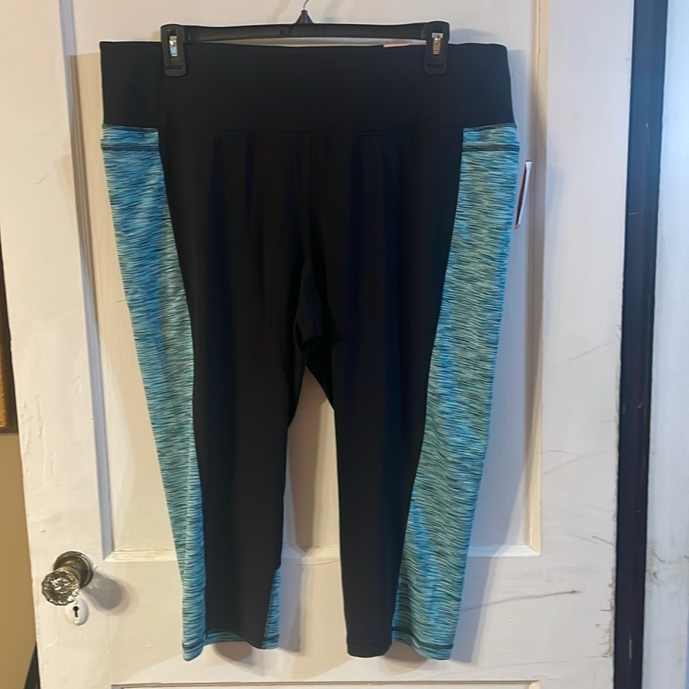 NWT Livi by Lane Bryant 22/24 capri legging